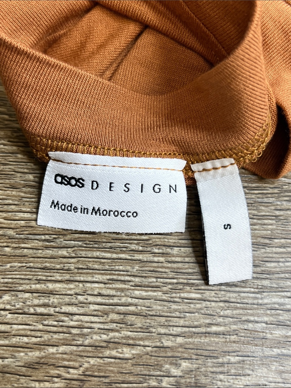 ASOS Design Ruched Side Top Brown Fitted Tee Shoulder Pads NWT Size S - Picture 3 of 8